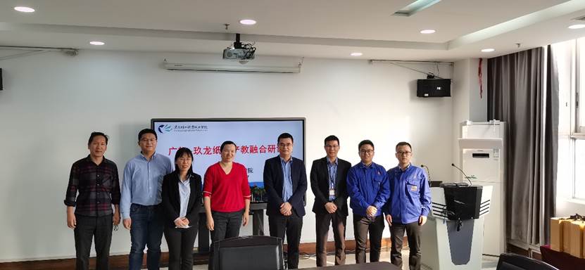 一群人站在室内合影中度可信度描述已自动生成