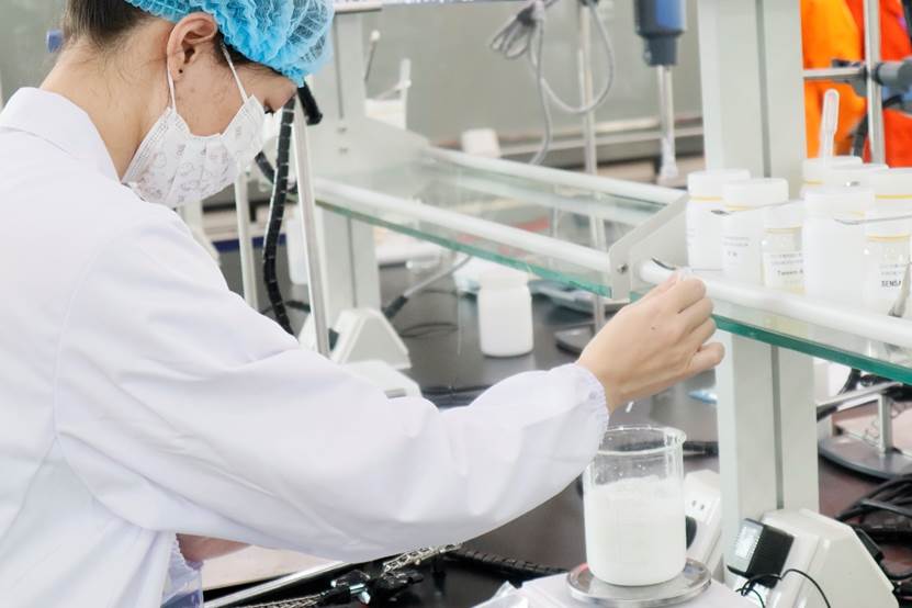 穿白色衣服的人在厨房里低可信度描述已自动生成